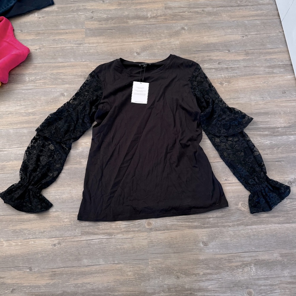 NWT. Pretty lace design for arms